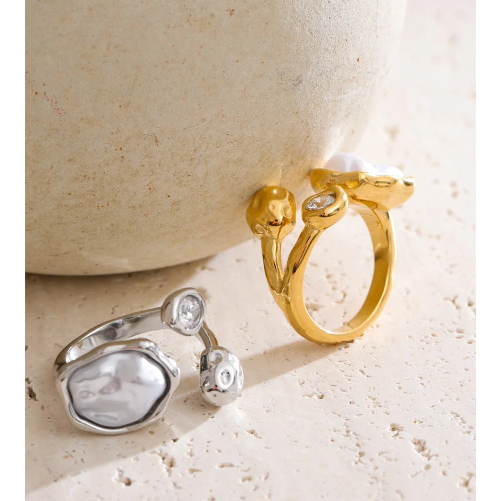 Cubic zirconia pearl geometric ring in gold-plated stainless steel with pearl and cubic zirconia.