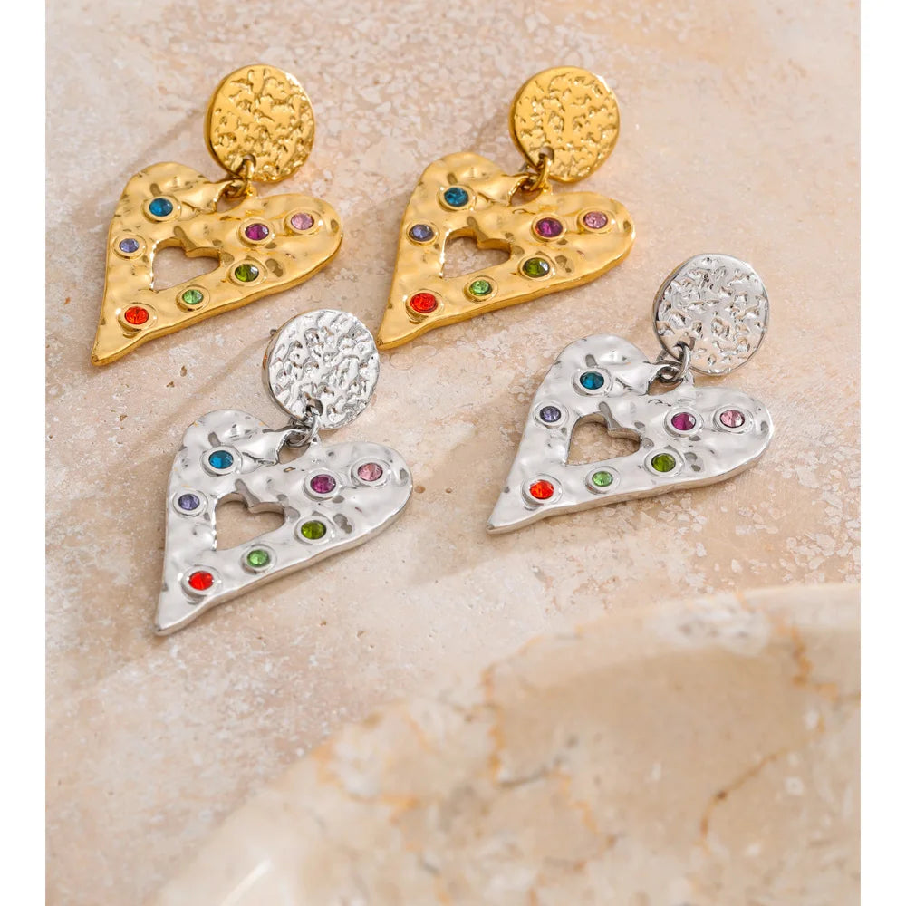 Cubic zirconia heart hammered earrings in gold-plated stainless steel with cubic zirconia.
