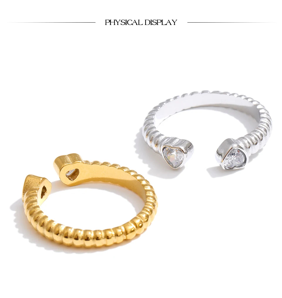 Cubic zirconia heart ring in gold-plated stainless steel with cubic zirconia.