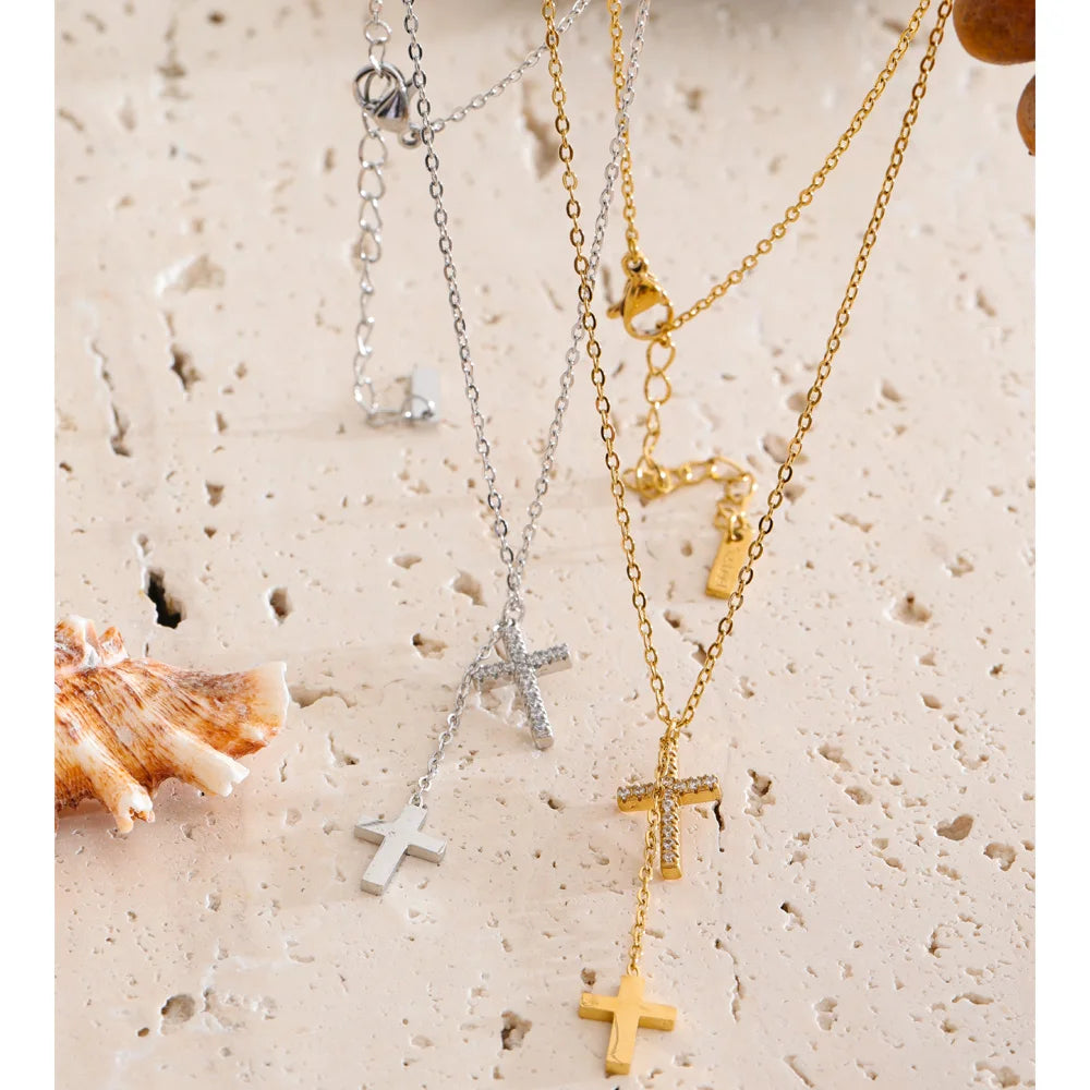 Cubic zirconia cross chain necklace in gold-plated stainless steel with cubic zirconia.