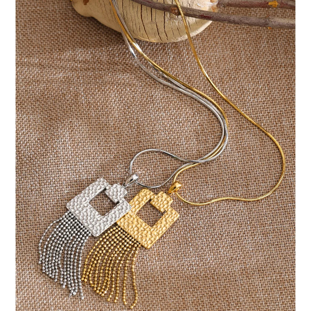 Geometric chain earrings in stainless steel.