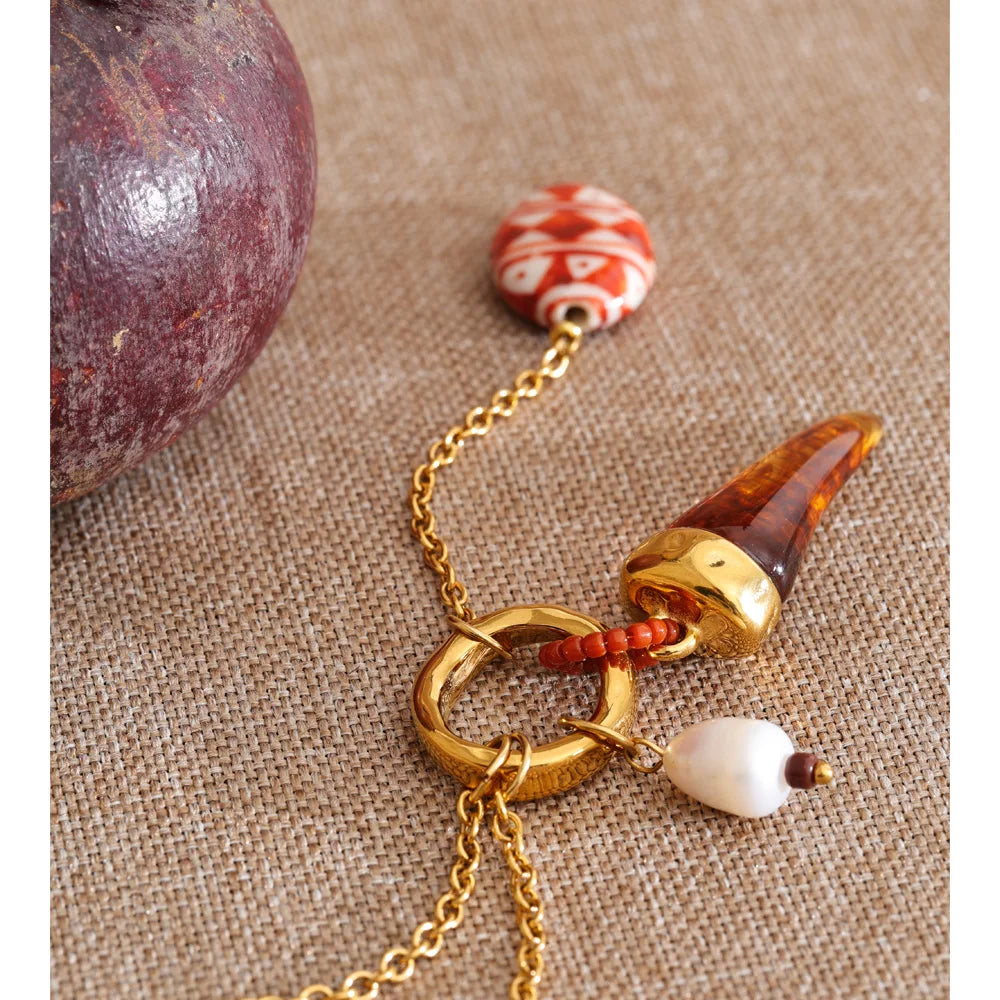 Resin geometric necklace in gold-plated stainless steel with resin.