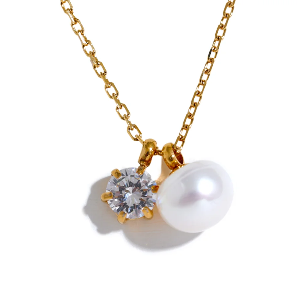 Cubic zirconia pearl geometric necklace in gold-plated stainless steel with pearl and cubic zirconia.