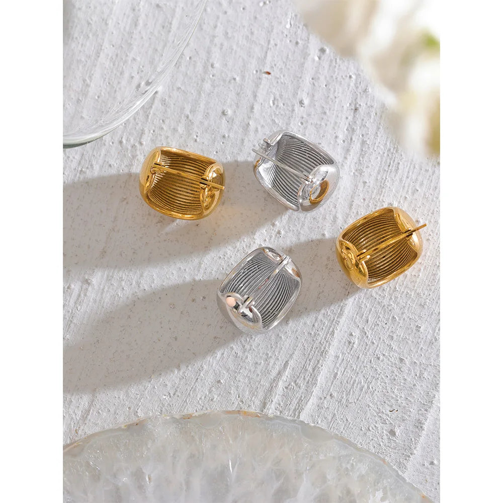 Geometric earrings in gold-plated stainless steel.
