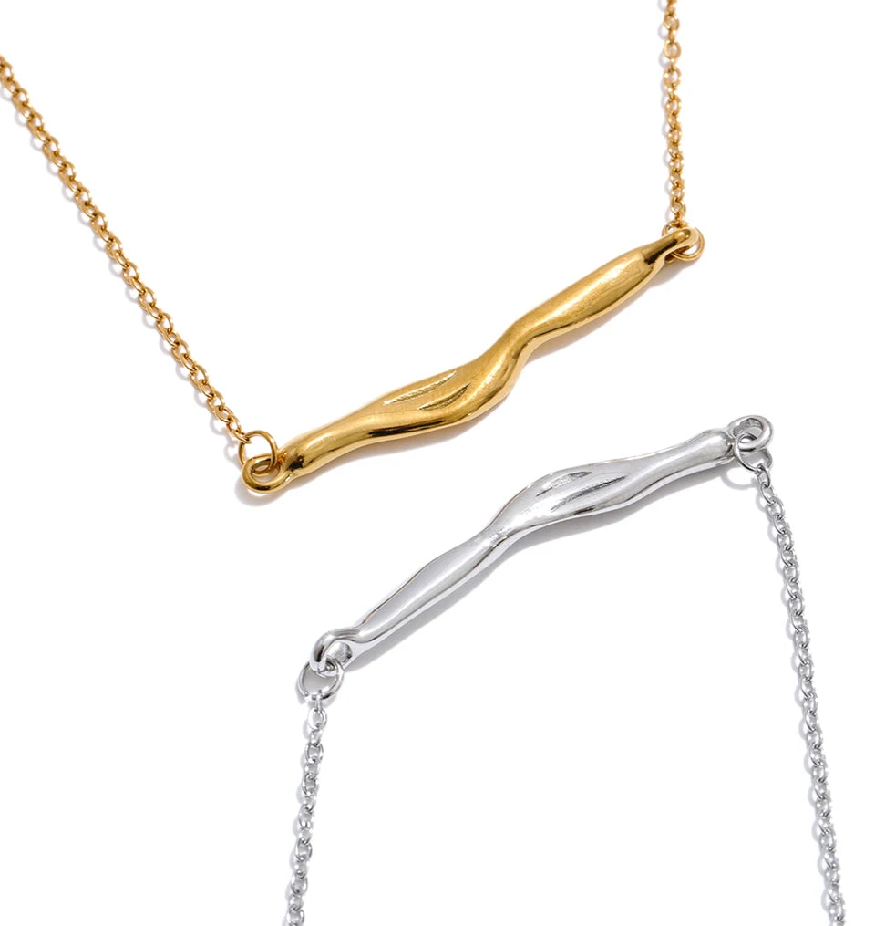 Geometric necklace in stainless steel.