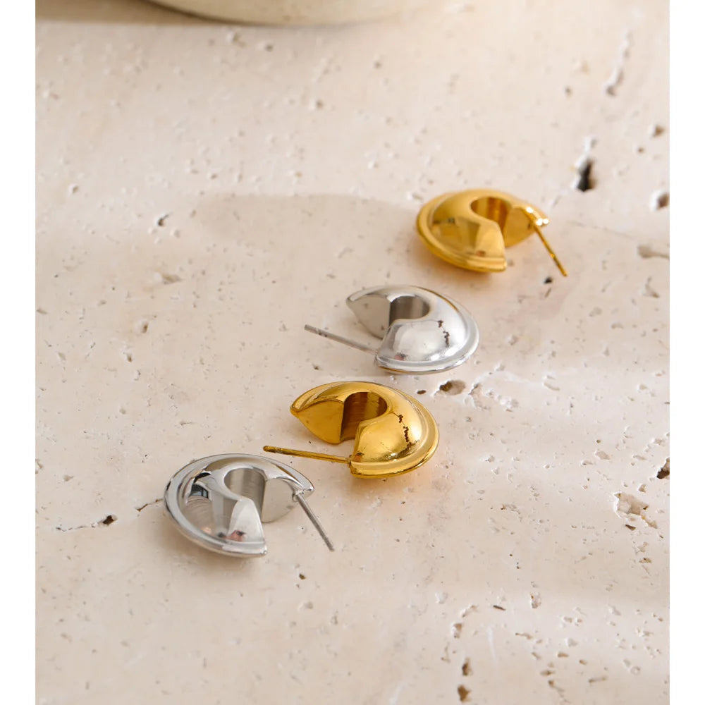 Geometric earrings in gold-plated stainless steel.