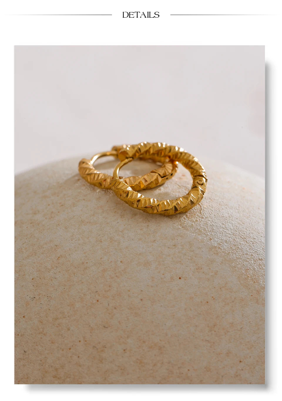 Geometric earrings in gold-plated stainless steel.