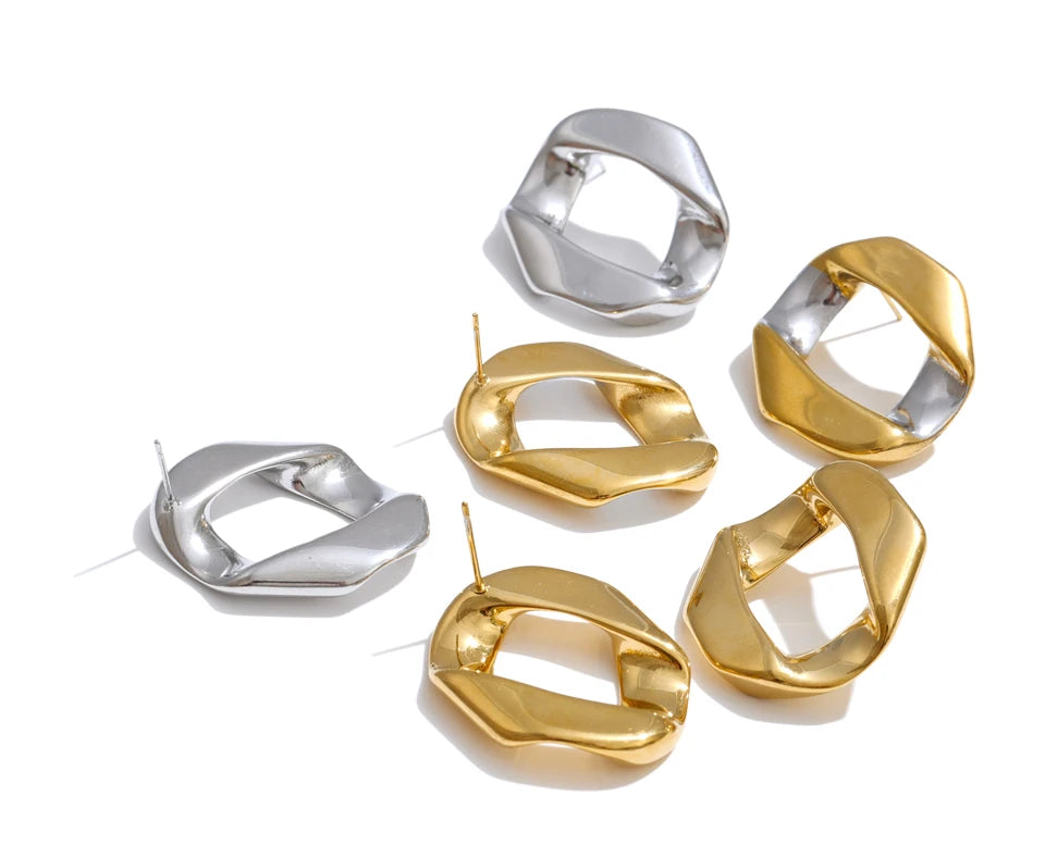 Geometric earrings in gold-plated stainless steel.