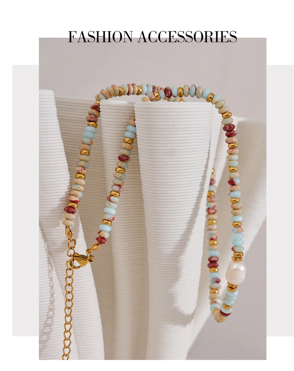 Freshwater pearl natural stone geometric necklace in gold-plated stainless steel with freshwater pearl and natural stone.