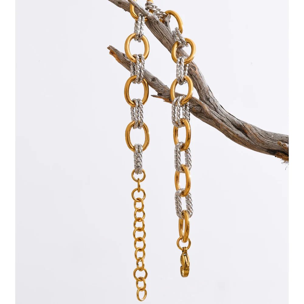 Geometric chain necklace in gold-plated stainless steel.