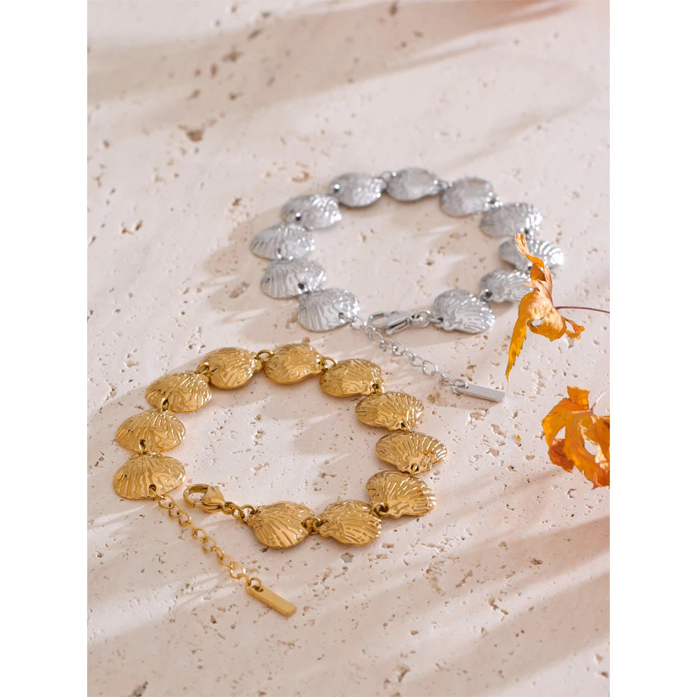 Shell hammered geometric necklace in gold-plated stainless steel with shell.