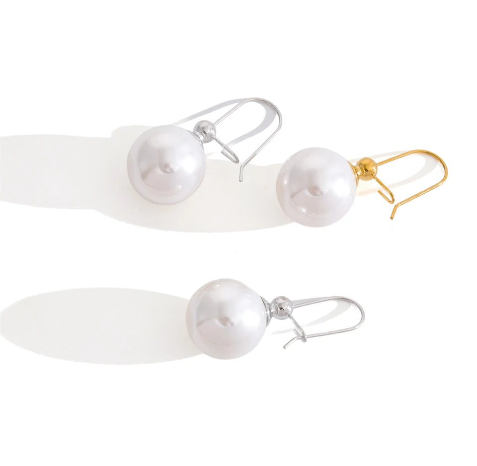 Pearl geometric earrings in gold-plated stainless steel with pearl.