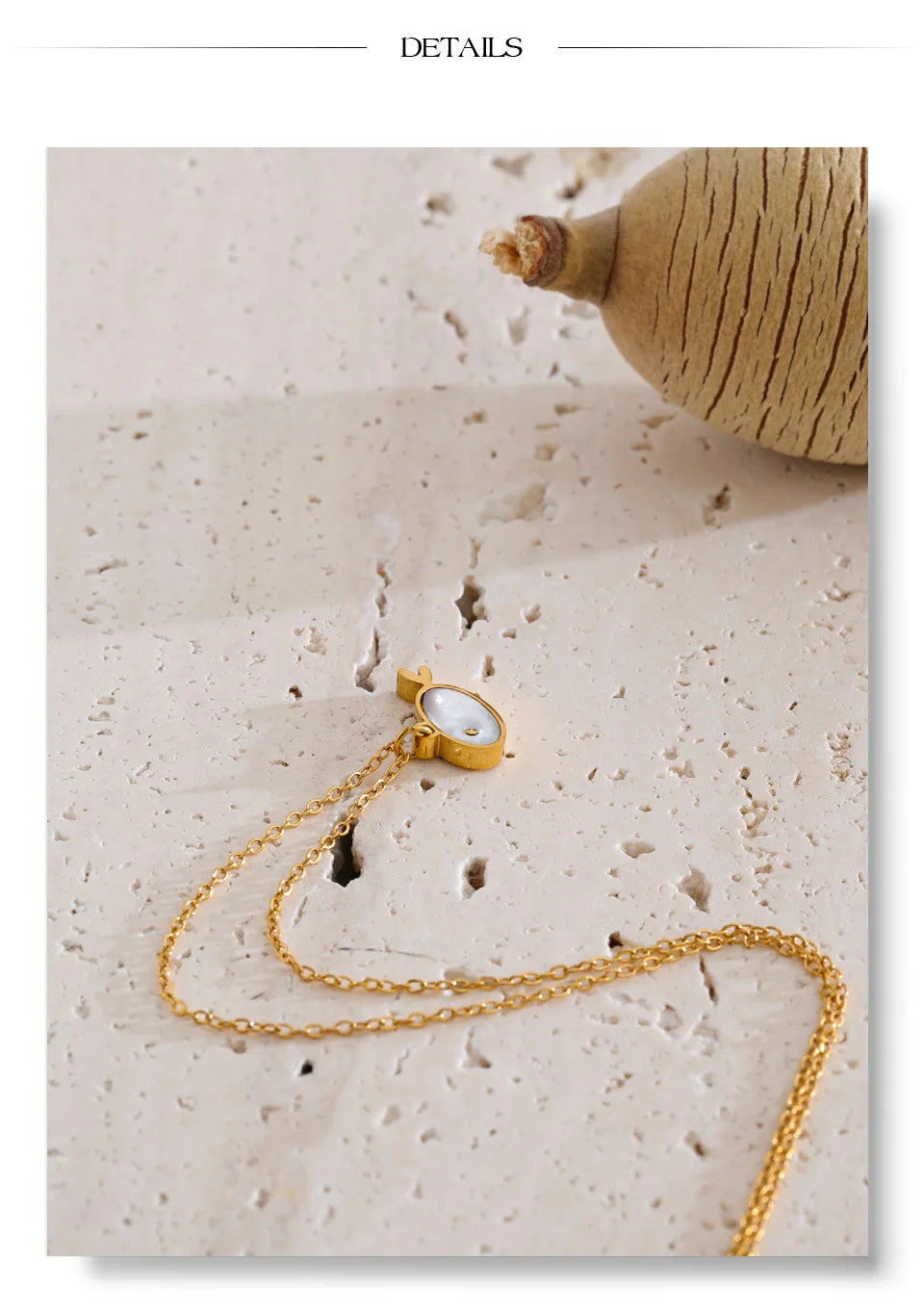 Shell geometric necklace in gold-plated stainless steel with shell.