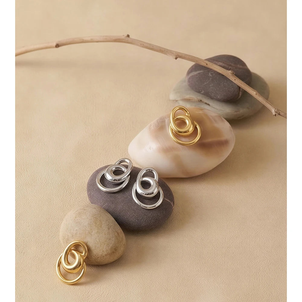 Geometric earrings in gold-plated stainless steel.