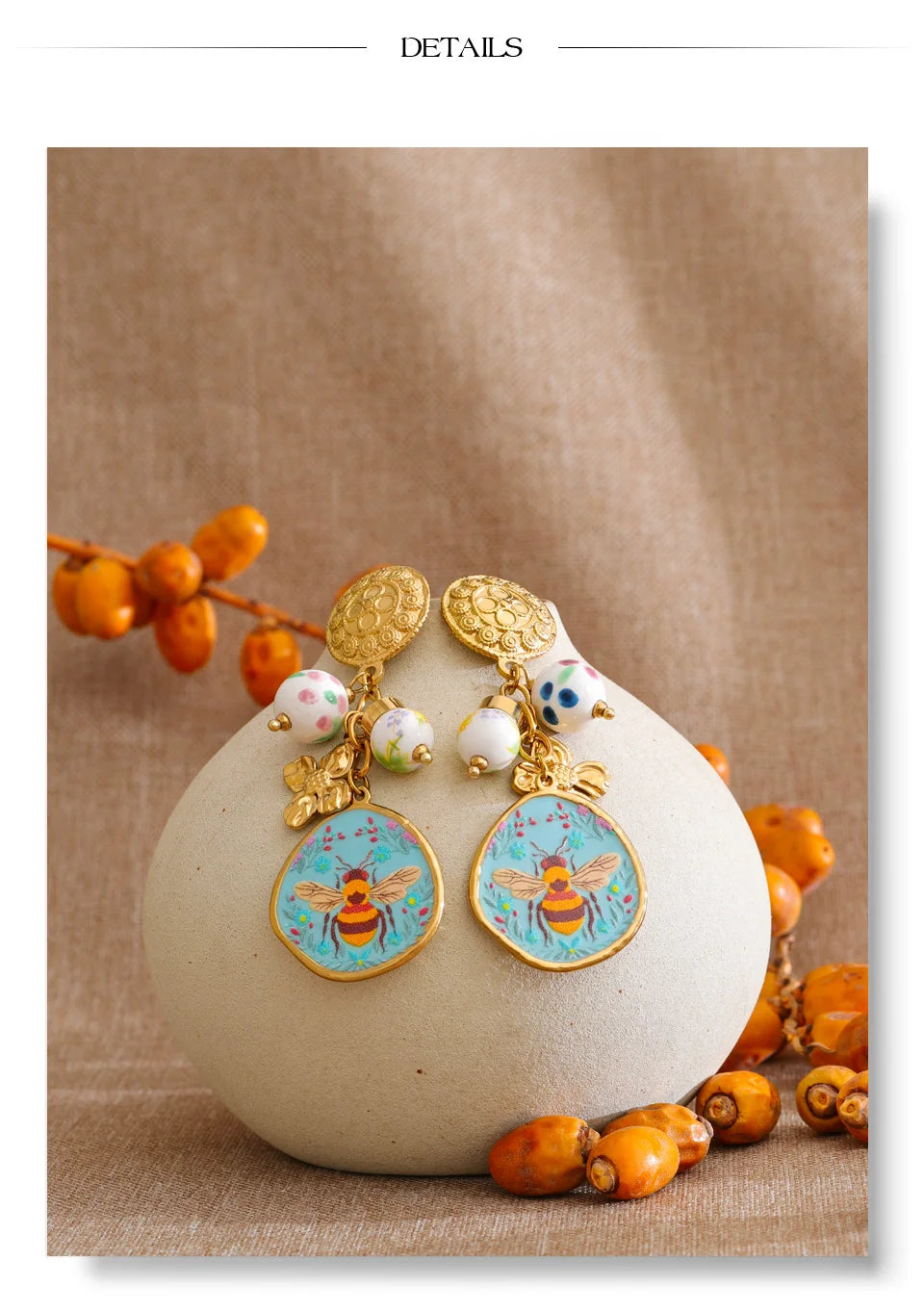 Flower earrings in gold-plated stainless steel.