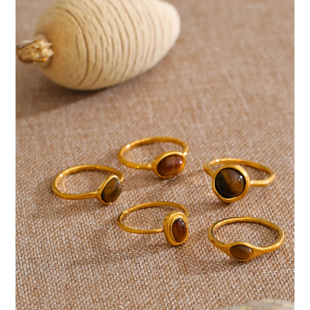 Natural stone geometric ring in 18K gold-plated stainless steel with natural stone.