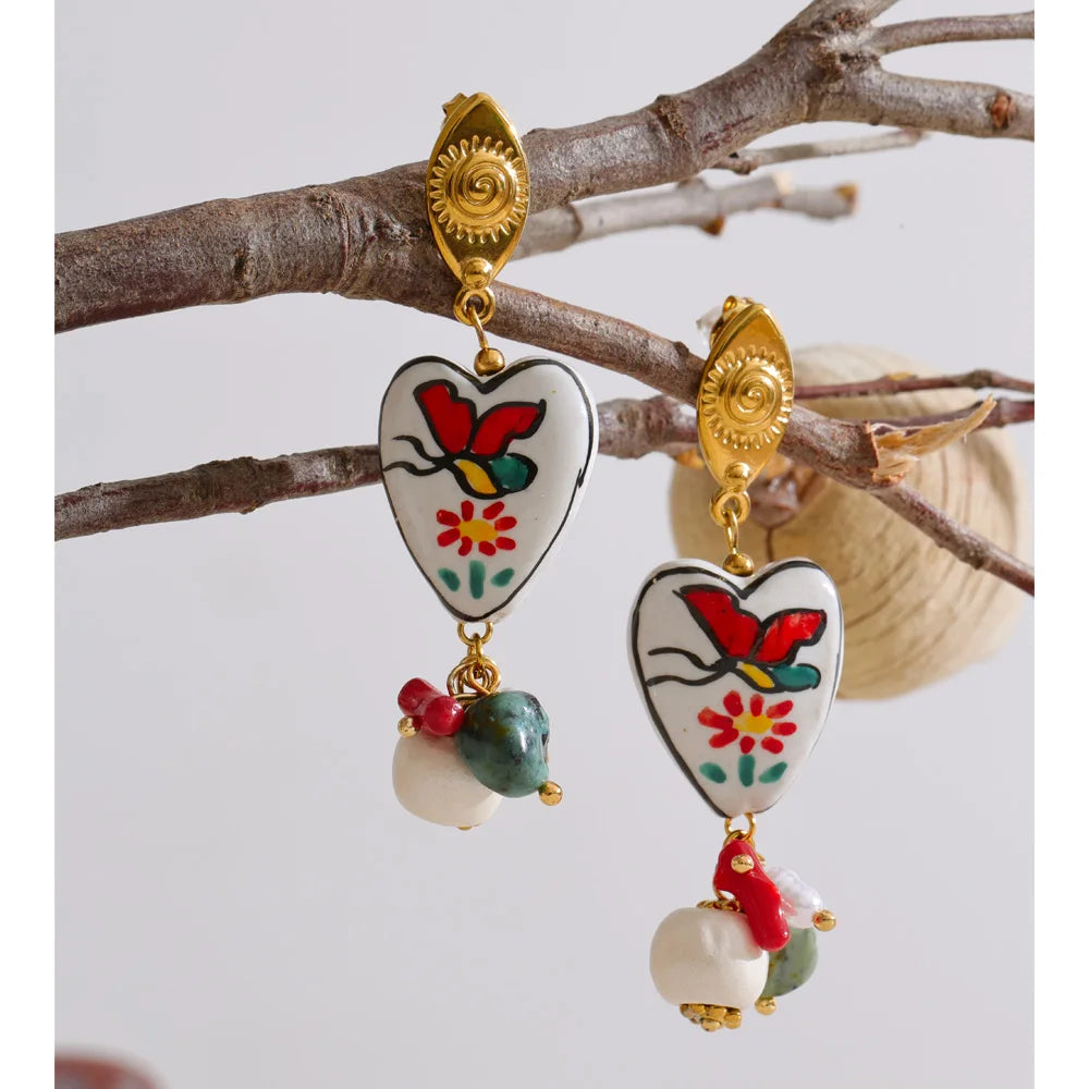 Pearl natural stone heart earrings in gold-plated stainless steel with pearl and natural stone.
