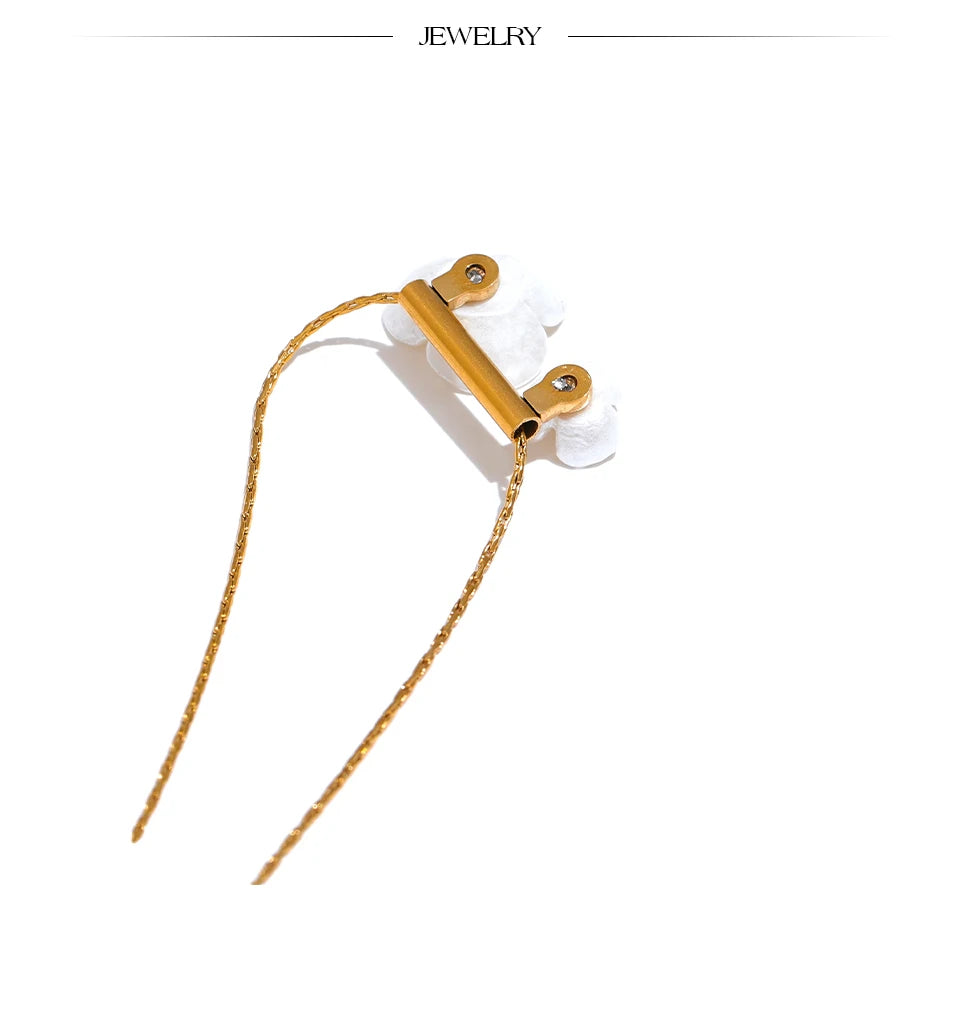 Shell resin flower necklace in gold-plated stainless steel with shell and resin.