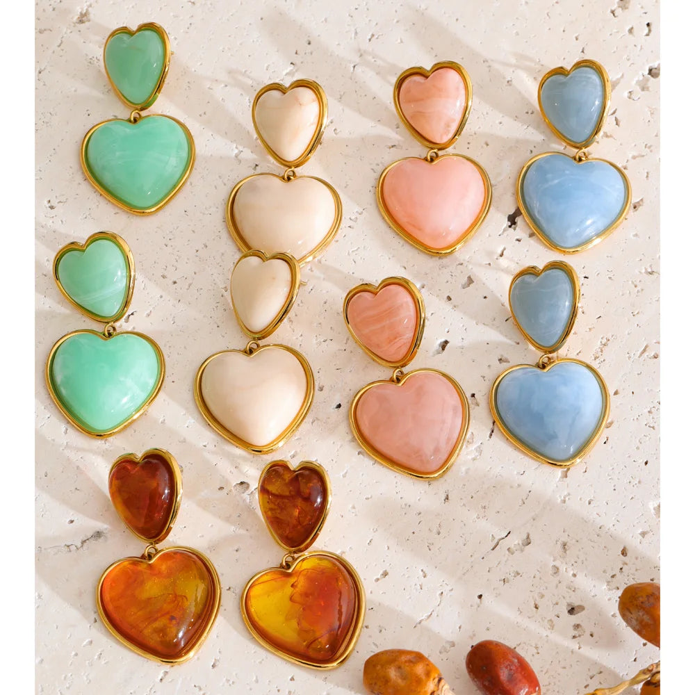 Resin acrylic heart earrings in gold-plated stainless steel with resin and acrylic.