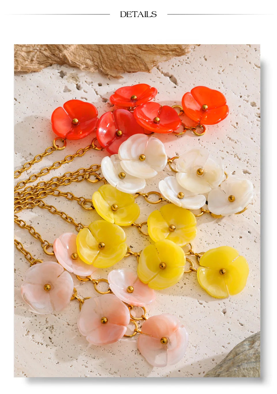 Resin flower chain necklace in gold-plated stainless steel with resin.