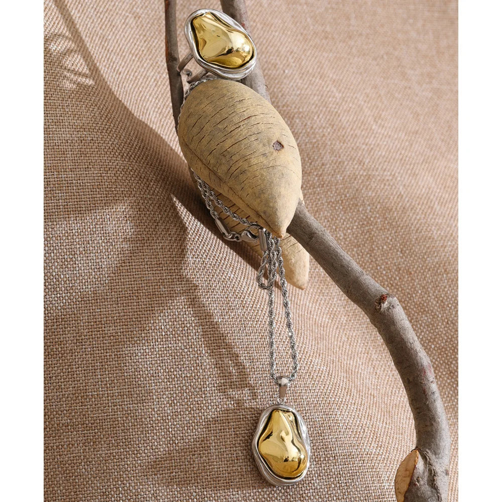 Pearl beaded geometric necklace in gold-plated stainless steel with pearl.