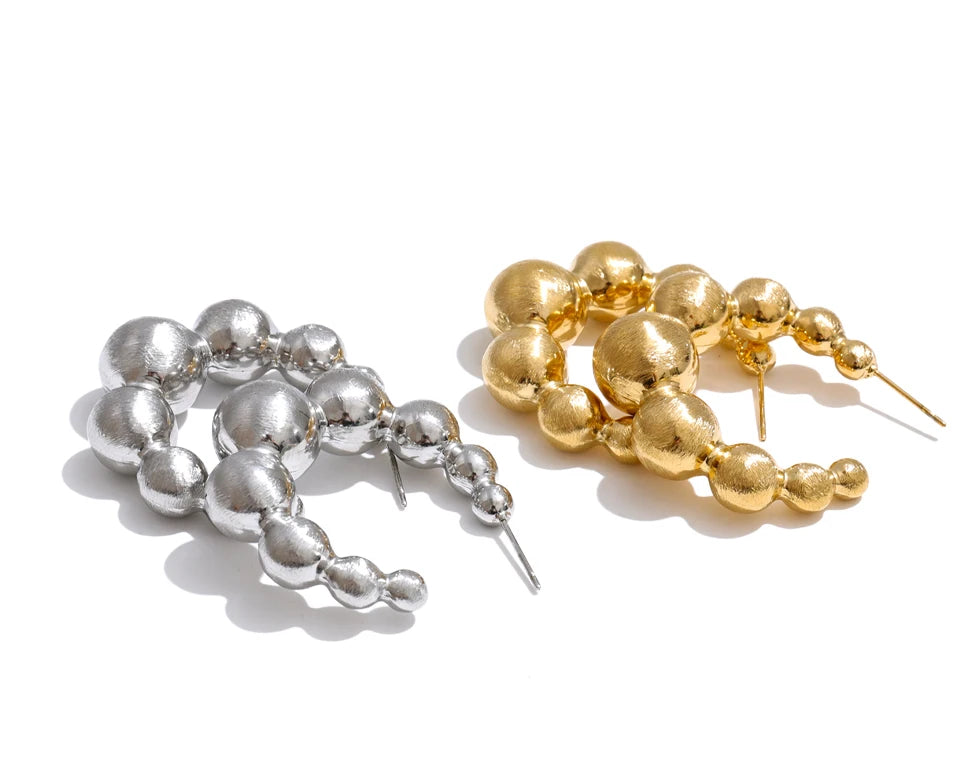 Beaded geometric earrings in gold-plated stainless steel.