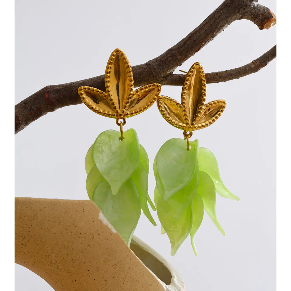 White resin acrylic earrings in gold-plated stainless steel with resin and acrylic.