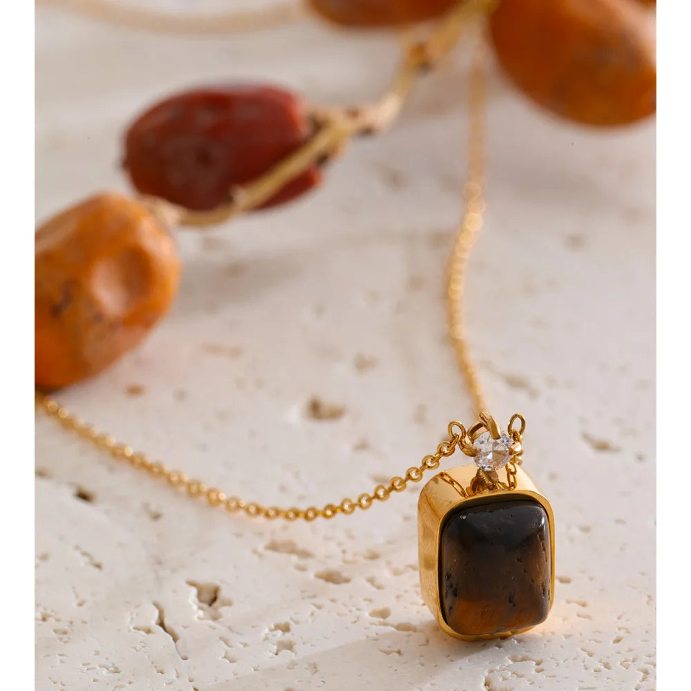 Natural stone geometric necklace in gold-plated stainless steel with natural stone.