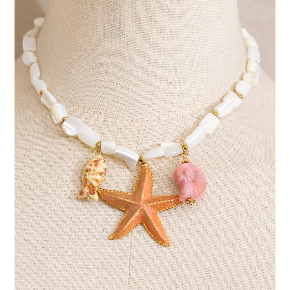 Shell star chain necklace in gold-plated stainless steel with shell.