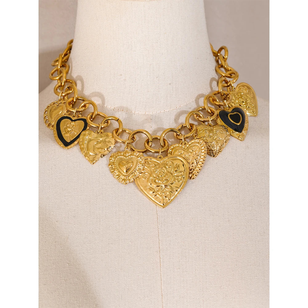 Heart necklace in gold-plated stainless steel.