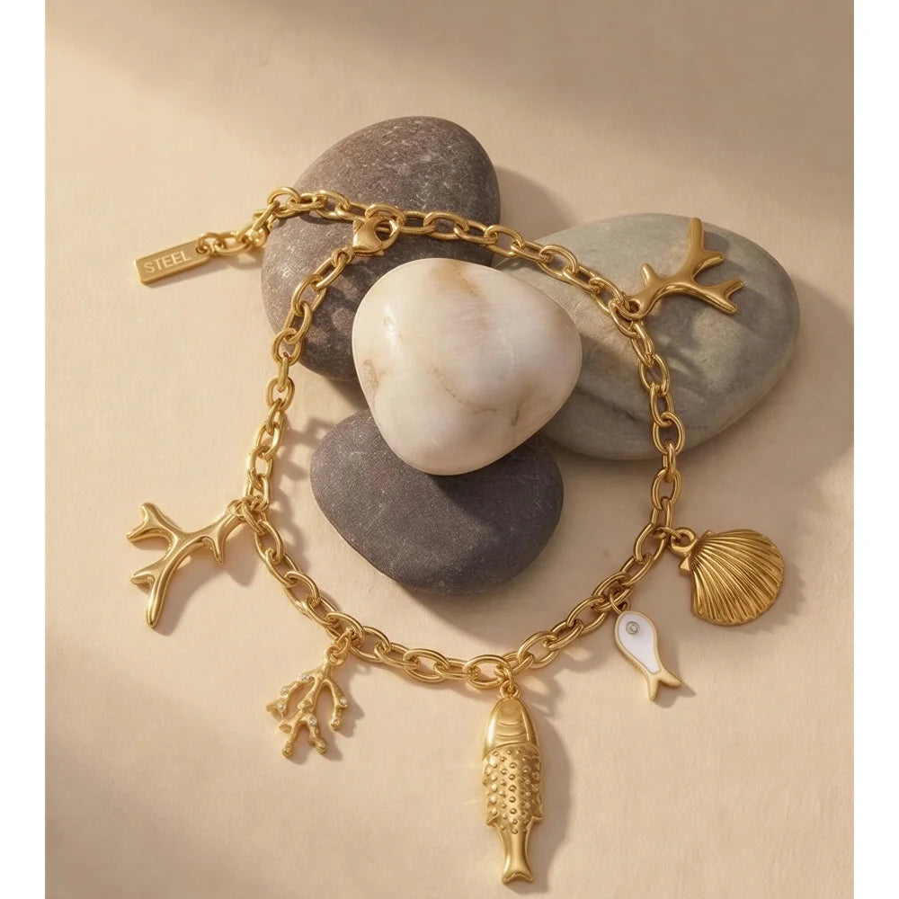 Shell geometric chain necklace in gold-plated stainless steel with shell.