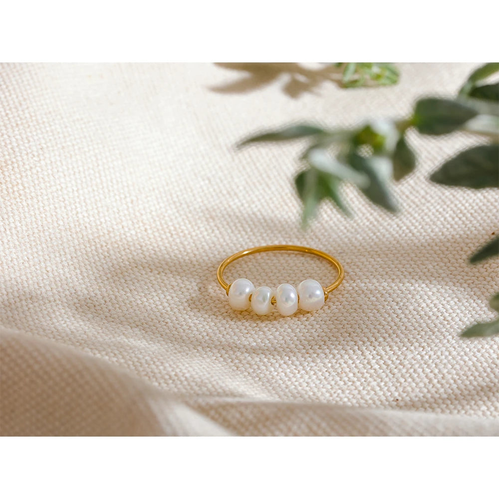 Freshwater pearl geometric ring in 18K gold-plated stainless steel with freshwater pearl.