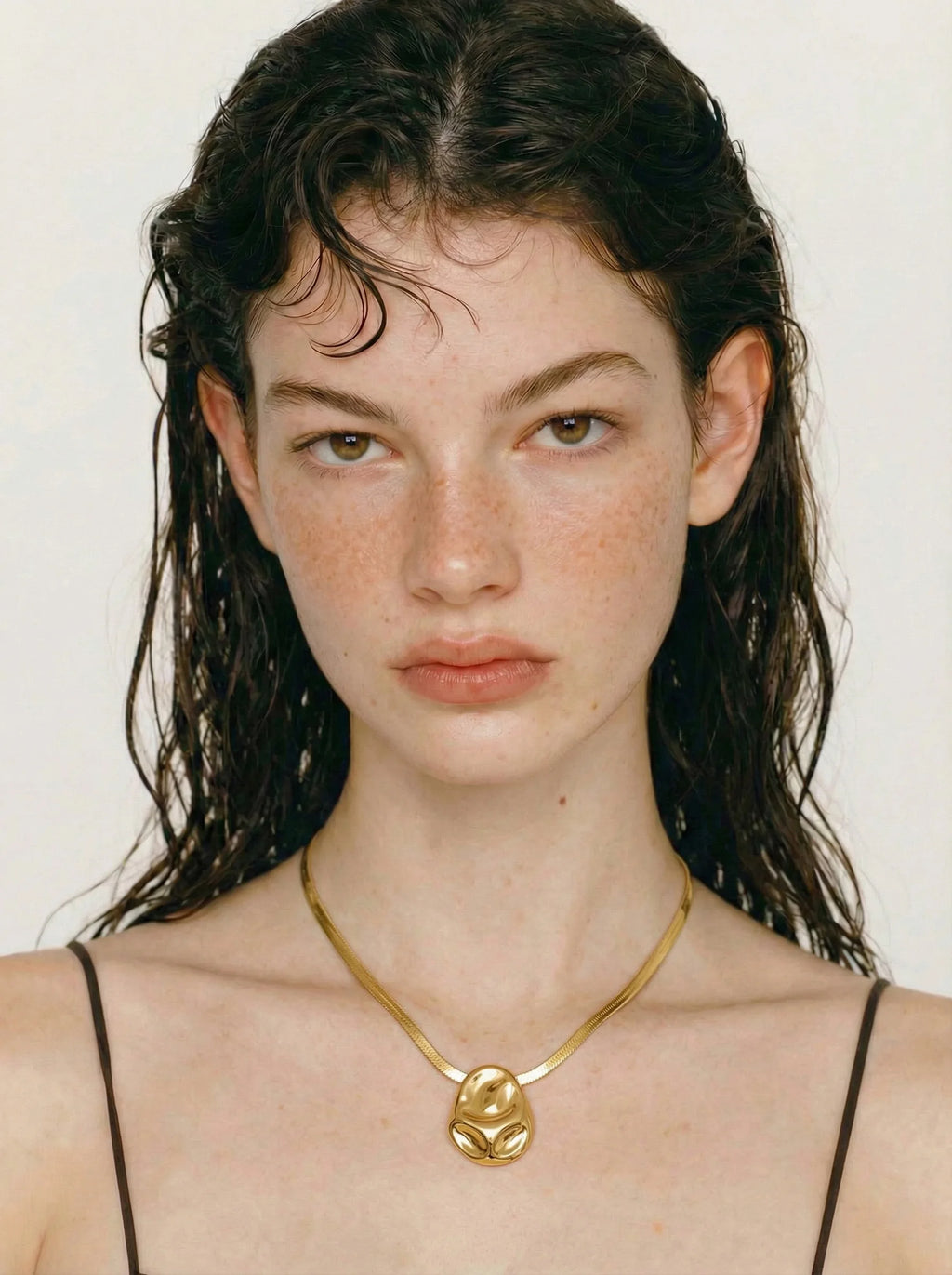 Hammered geometric necklace in gold-plated stainless steel.