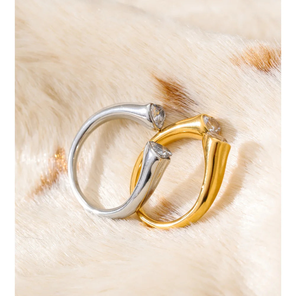 Cubic zirconia heart ring in 18K gold-plated stainless steel with cubic zirconia.