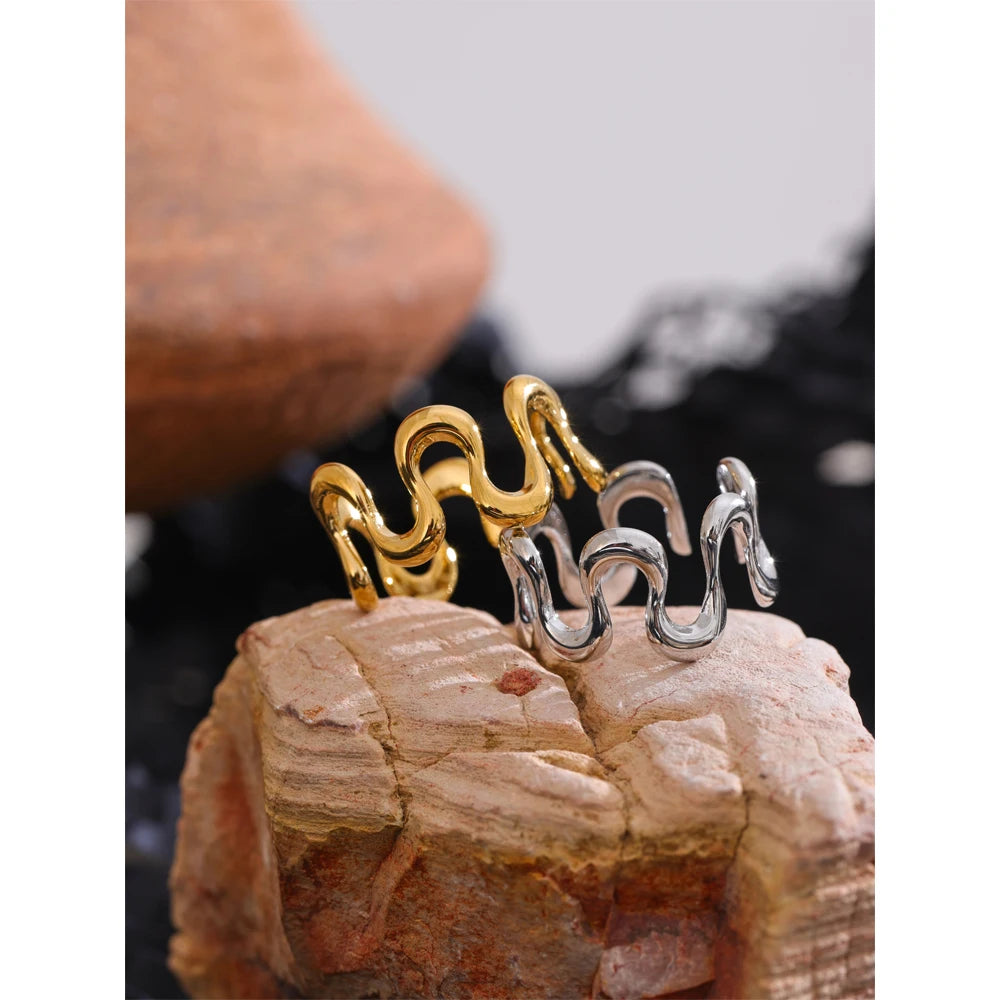 Minimalist geometric ring in gold-plated stainless steel.