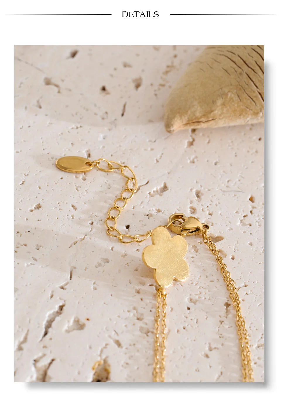 Pearl flower necklace in gold-plated stainless steel with pearl.