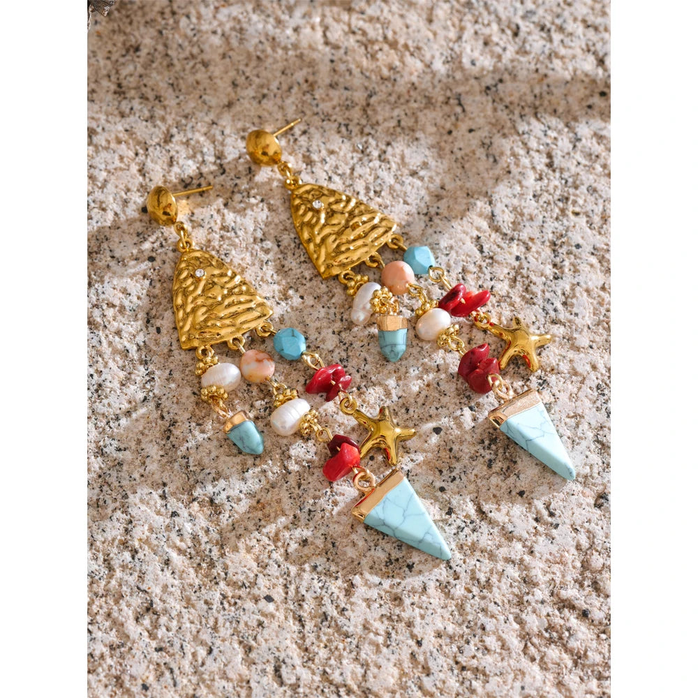 Freshwater pearl resin geometric earrings in gold-plated 316L stainless steel with freshwater pearl and resin.