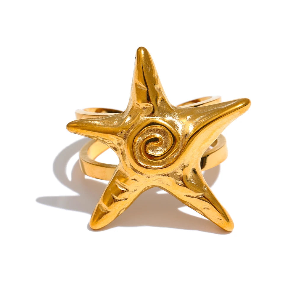 Star ring in 18K gold-plated 316L stainless steel.