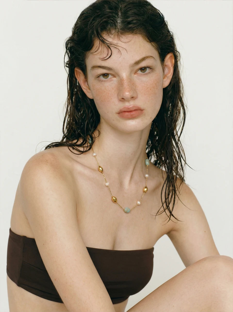 Pearl natural stone beaded necklace in gold-plated stainless steel with pearl and natural stone.