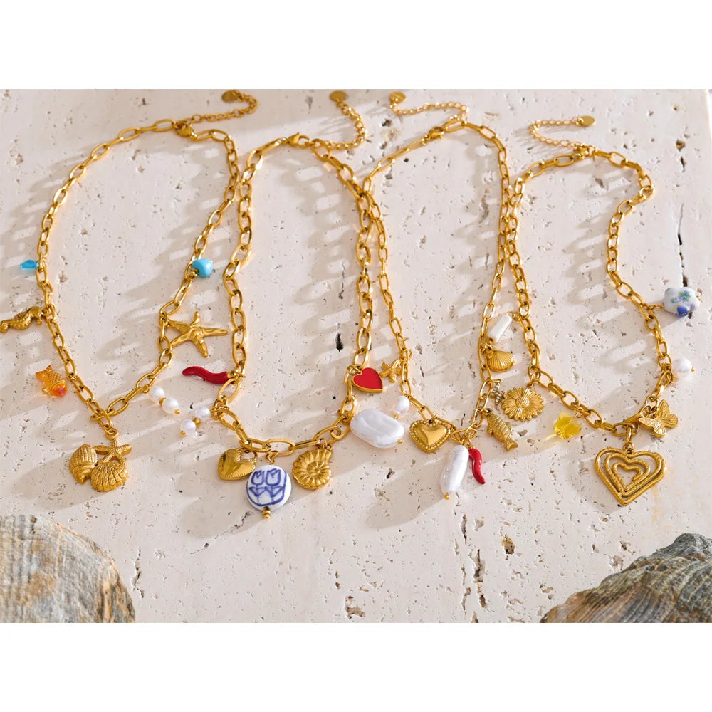 Pearl shell flower necklace in gold-plated stainless steel with pearl and shell.