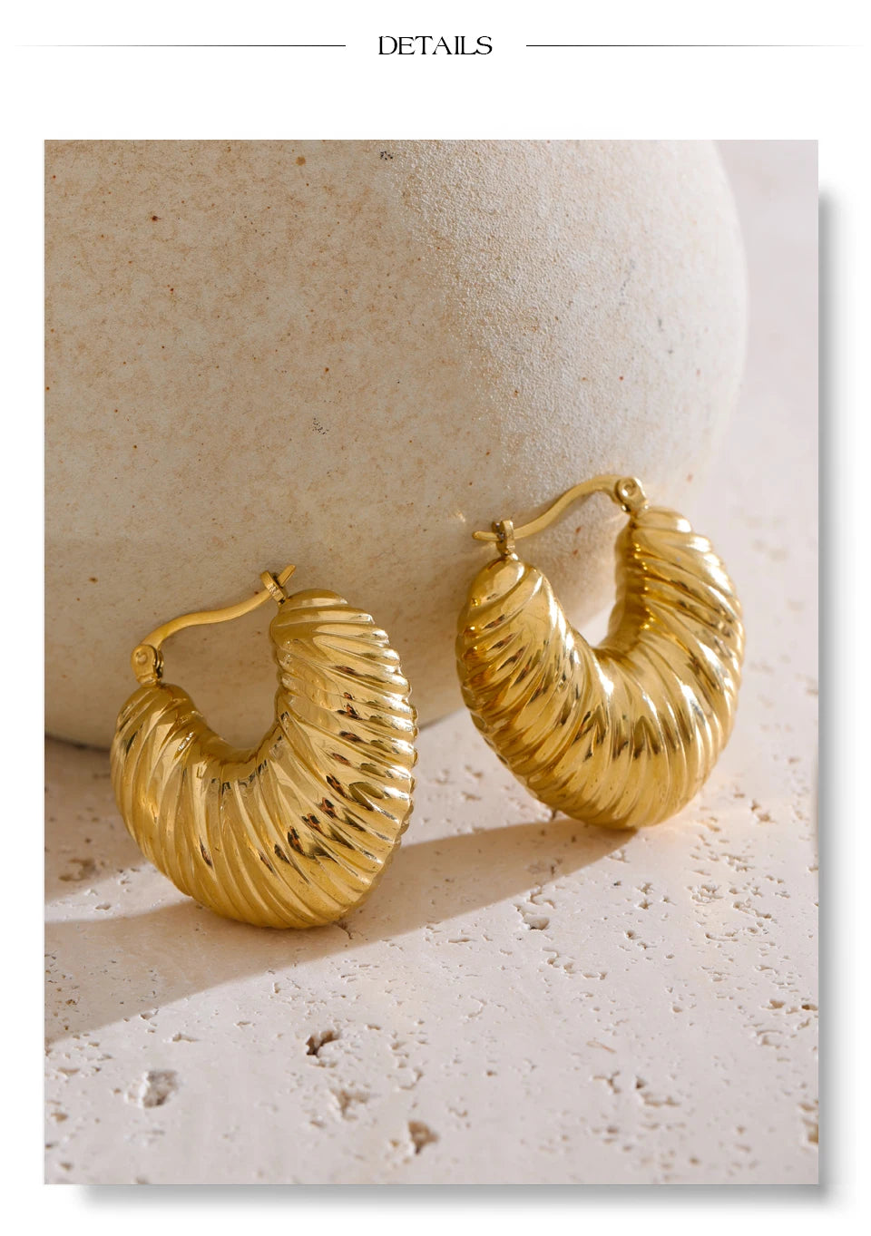 Geometric earrings in gold-plated stainless steel.