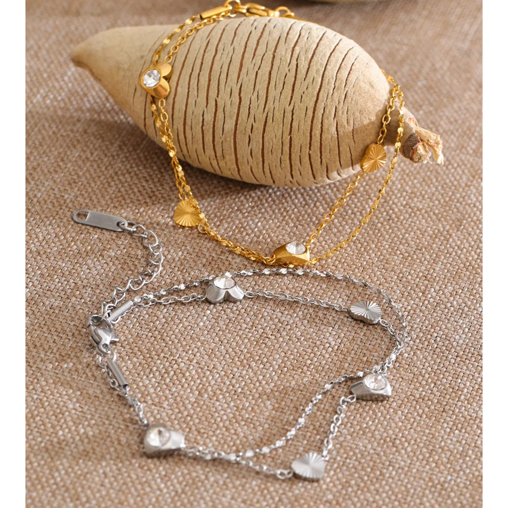 Cubic zirconia heart chain necklace in gold-plated stainless steel with cubic zirconia.