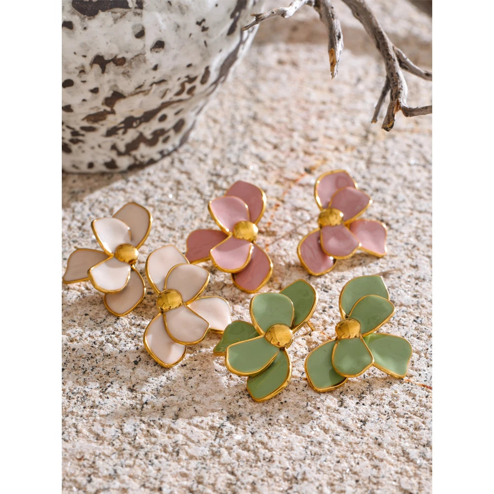 Green enamel flower earrings in gold-plated stainless steel with enamel.