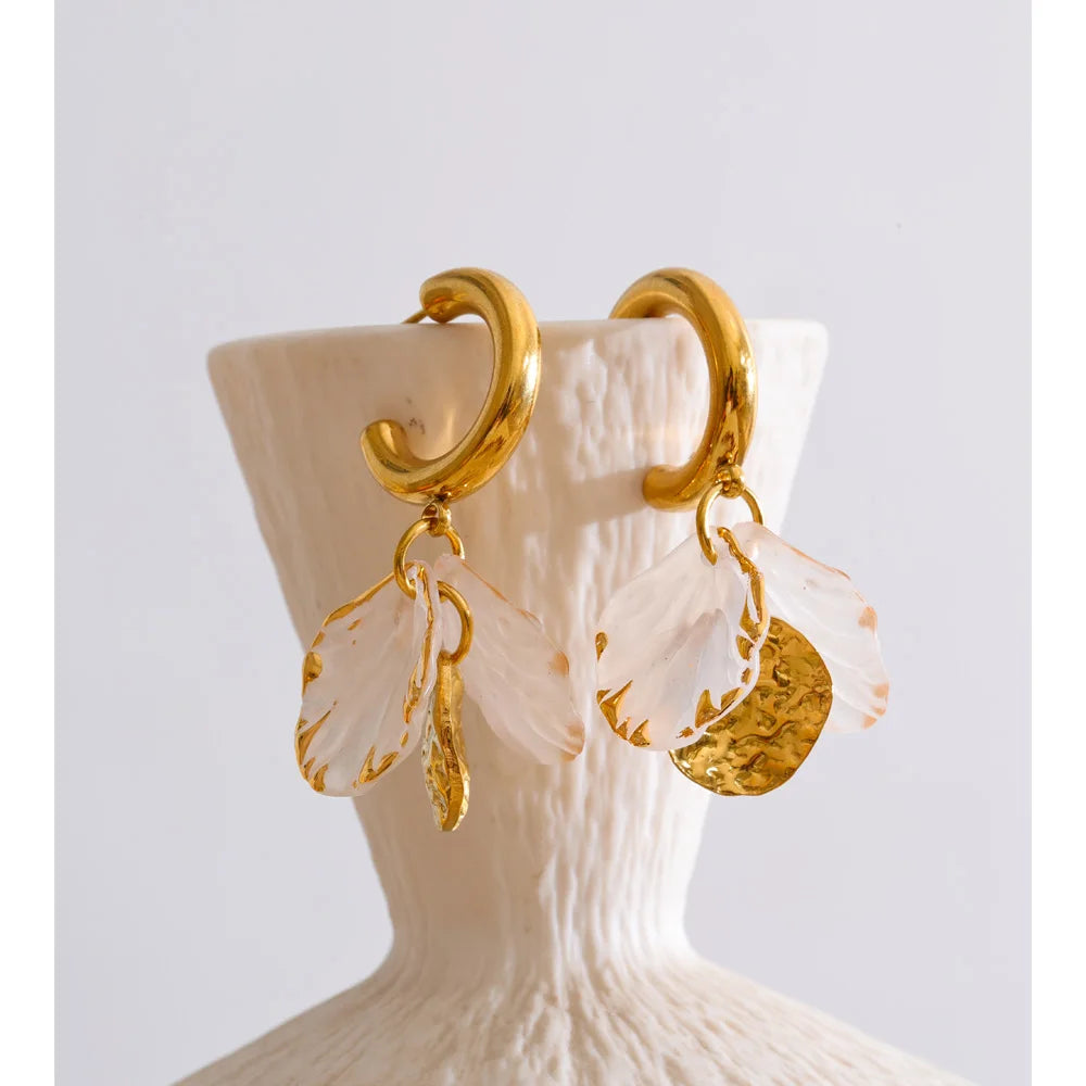 Resin flower geometric earrings in gold-plated stainless steel with resin.