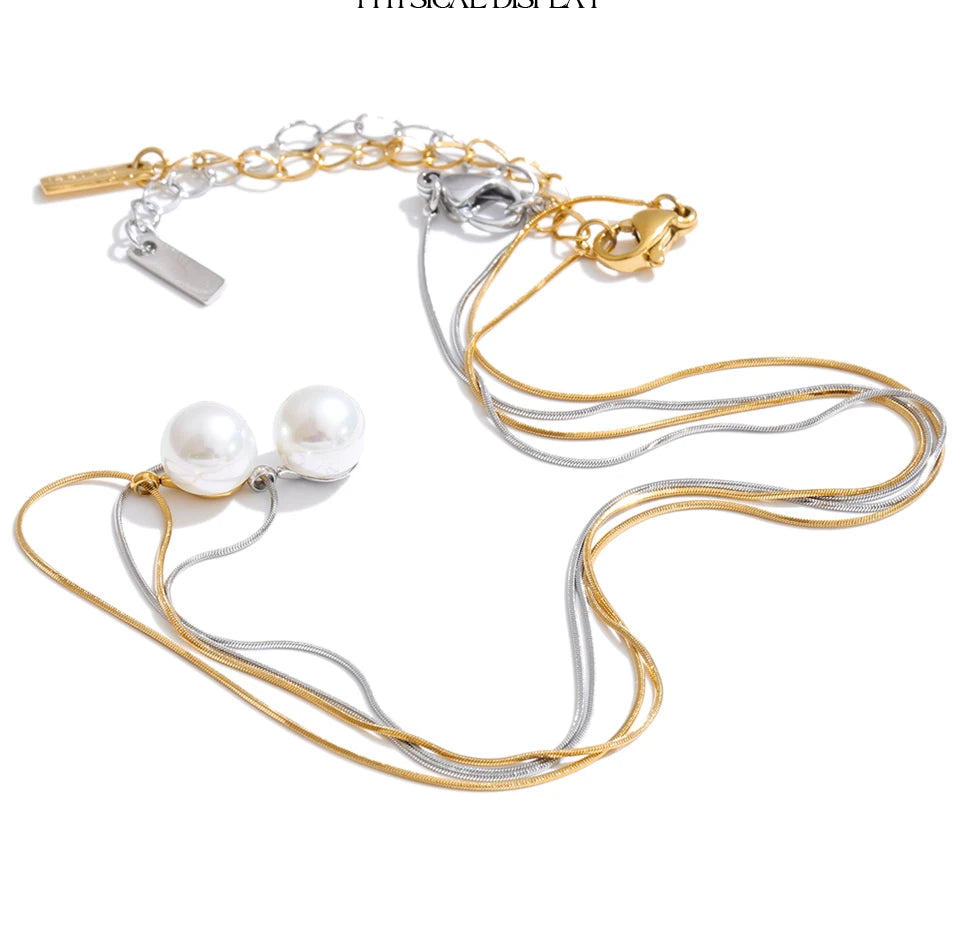 Pearl coin geometric necklace in gold-plated stainless steel with pearl.