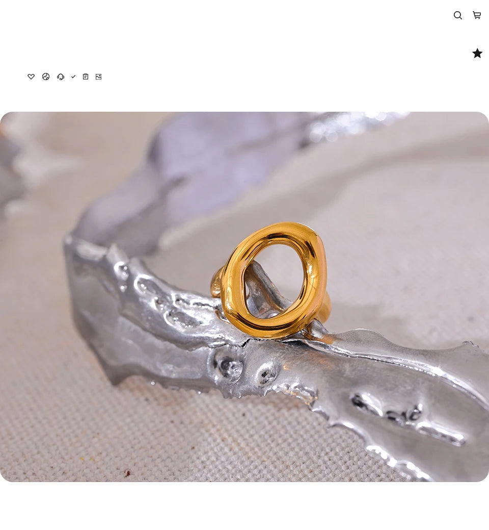 Minimalist geometric ring in 18K gold-plated stainless steel.