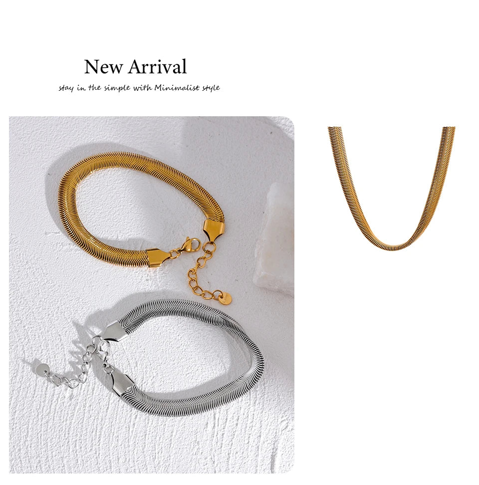 Geometric chain necklace in gold-plated stainless steel.