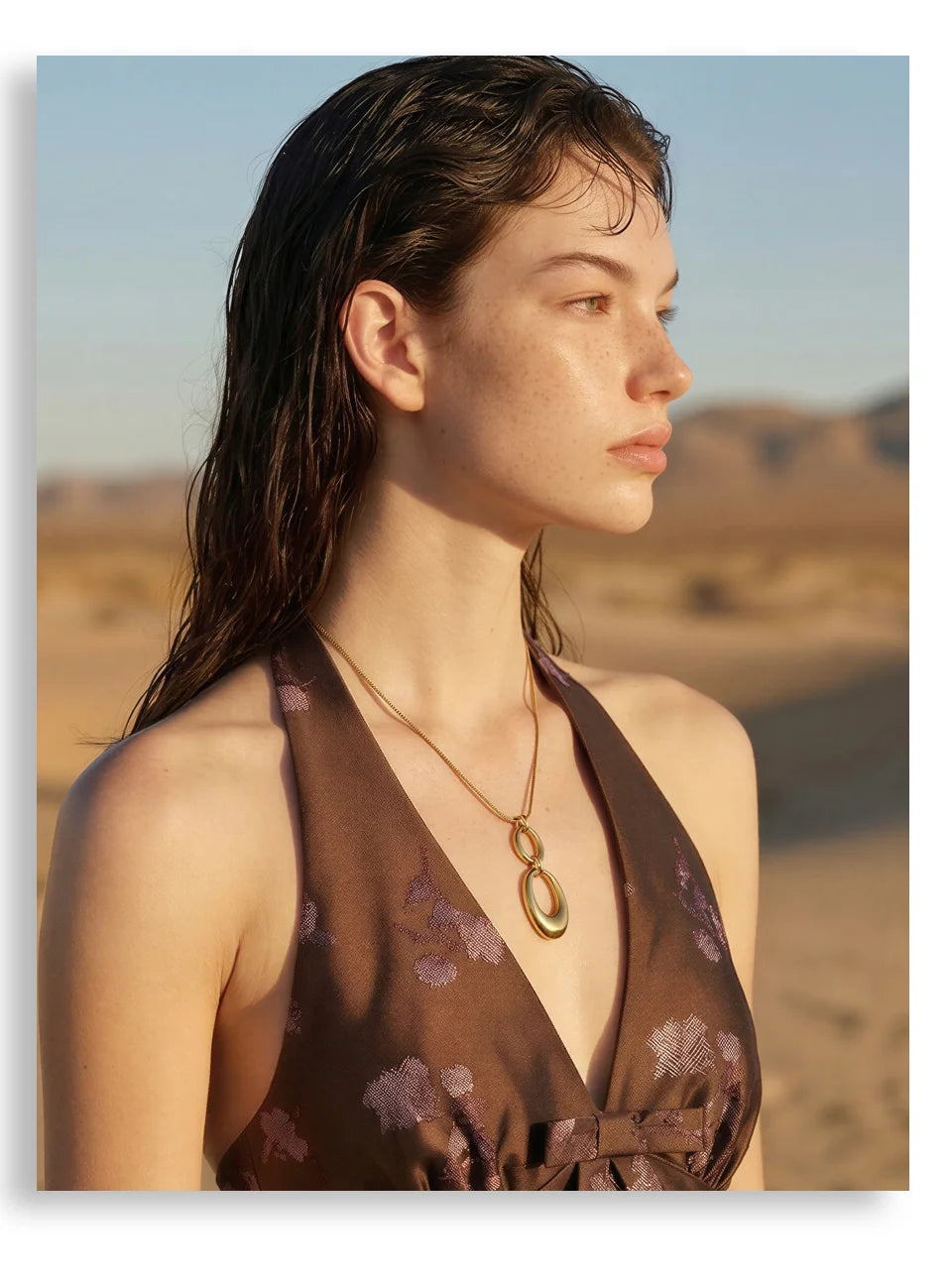 Geometric necklace in gold-plated stainless steel.