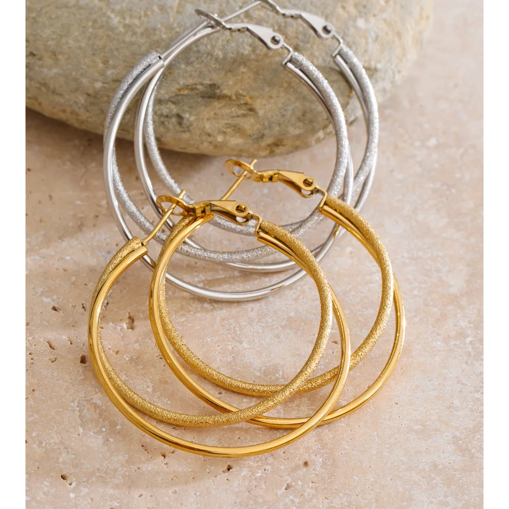 Geometric earrings in gold-plated stainless steel.