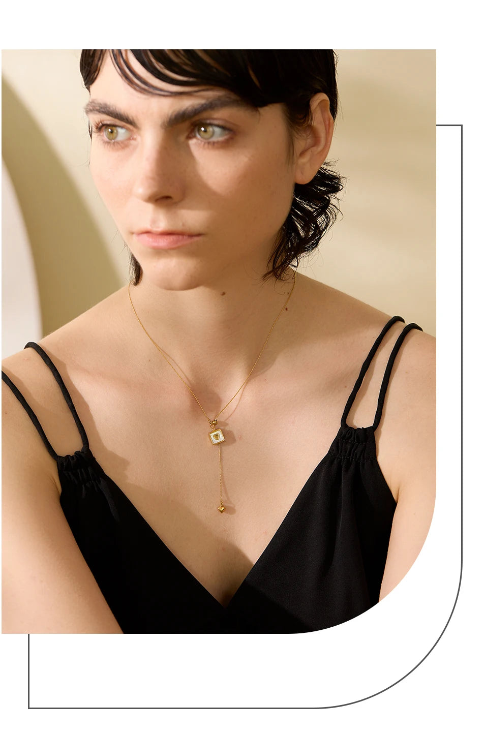 Shell heart geometric necklace in gold-plated stainless steel with shell.